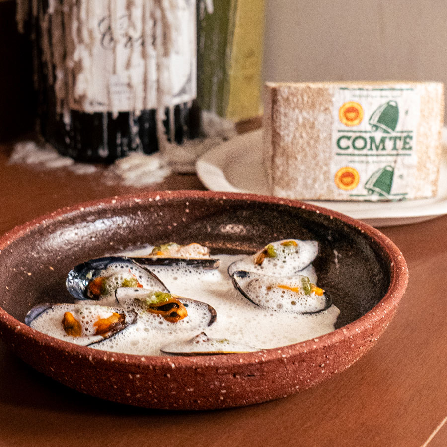 Mejillones, Comté y salsa Savagnin
