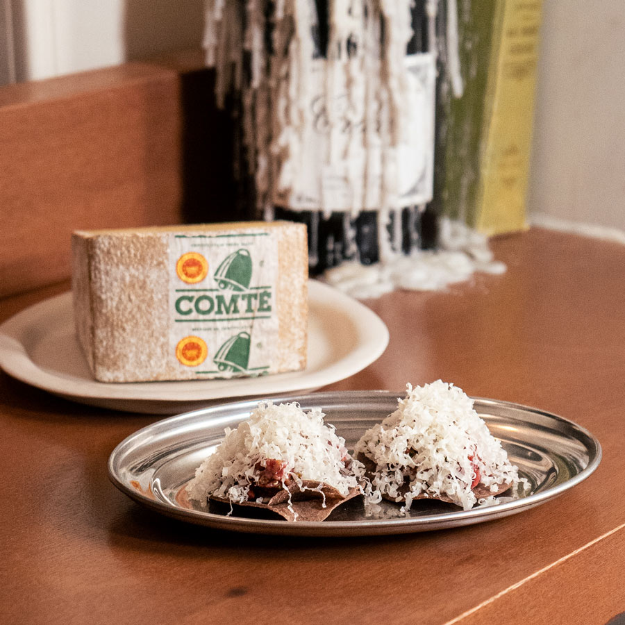 Tostada, tartar de ternera, crema cruda y queso Comté curado