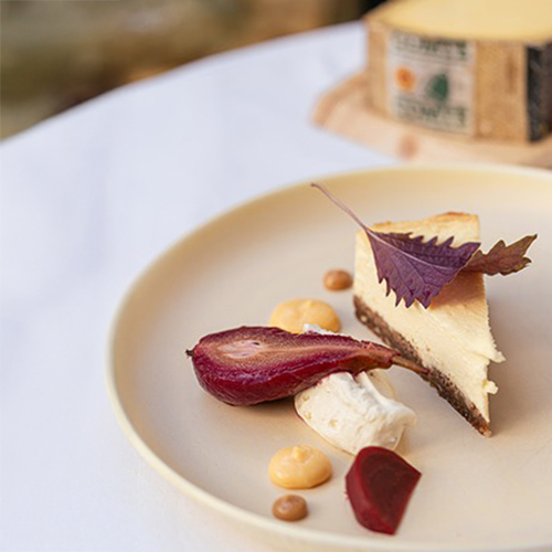 Cheesecake Comté, coulis de betterave poire X Sofie Dumont