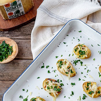 Pommes de terre écrasées grillées sur le BBQ au Comté