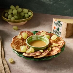 Blinis au Comté et thym avec raisins et sauce moutarde au miel