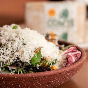 Ensalada con col quemada y queso Comté