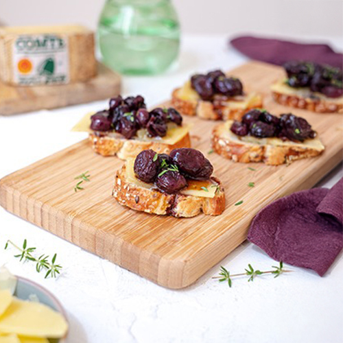 Bruschettas au Comté et raisins rôtis