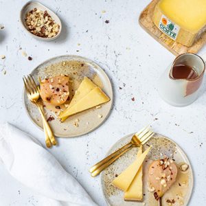 Poires pochées aux noisettes au Comté
