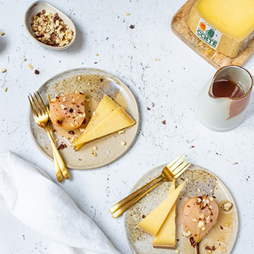 Poires pochées aux noisettes au Comté