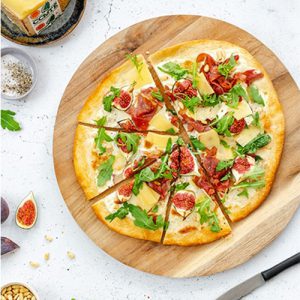 Pizza blanche aux figues, prosciutto et Comté