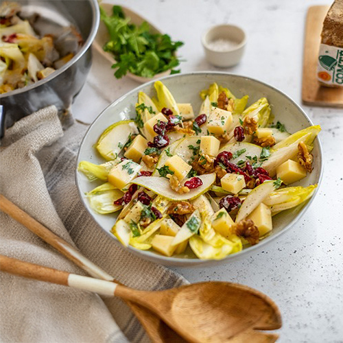 Salade de chicons, poires, noix, canneberges et Comté